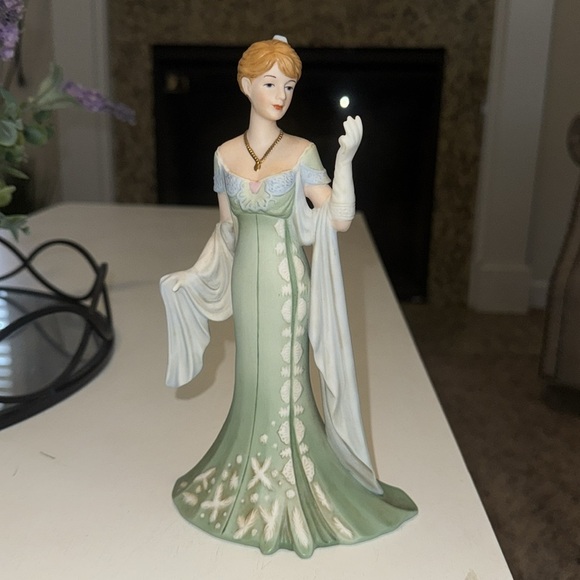Amelia exclusive Rare 8 1/2" Figurine.Home decor. - Picture 4 of 6